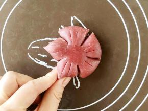 每瓣捏一下，形成花瓣的造型。稍微捏紧一些避免烤制的时候松开。