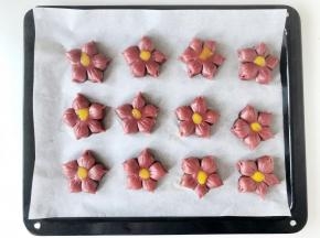 全部做好后，在花朵中间点上一些蛋黄液。