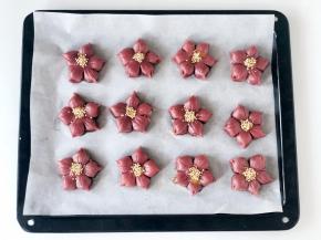 在蛋黄液上撒上白芝麻。