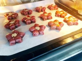 烤箱预热175度，烤盘放入中层，175度烤制25分钟。每个烤箱的脾气不同，烤的时候要注意观察，注意不要上色过度。