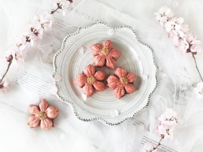 春光明媚，尝一口酥脆香甜的桃花酥，绽放在餐桌上的美丽花朵