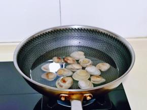 美贝焯水，冷水下锅，大火烧开，贝壳裂开后再煮1分钟捞出。