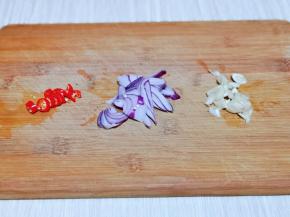 洋葱，大蒜，辣椒切好。