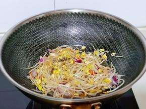 再加入调好的调味汁。