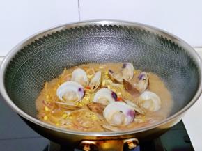 豆芽与美贝熟后大火收汁即可关火。(汤汁无需收干，有点汤汁更好吃)