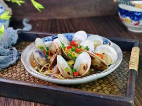 盛出装盘，撒上葱花即可食用。