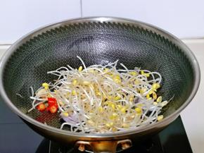 再加入盐水过的豆芽翻炒。