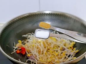 按个人口味加入盐，十三香。