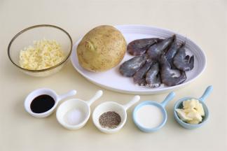 准备好材料，土豆的个头不用很大，小个的芝士团吃起来更好吃哦~黄油可以增加奶香，要是没有可以换成玉米油来代替，只是味道会没那么好。