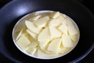 土豆去皮切片，放入锅里大火蒸熟，以筷子轻易戳烂为准，越薄熟得越快。