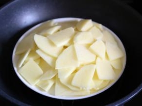 土豆去皮切片，放入锅里大火蒸熟，以筷子轻易戳烂为准，越薄熟得越快。