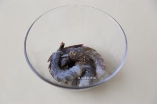 鲜虾去头，抽出虾肠，去掉壳，倒入酱油腌制10分钟。