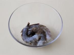 鲜虾去头，抽出虾肠，去掉壳，倒入酱油腌制10分钟。
