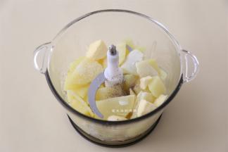 把土豆泥沥干水分再趁热倒入搅拌机里，加入盐，淡奶油，黄油，黑胡椒粉，启动搅拌键搅拌成泥.