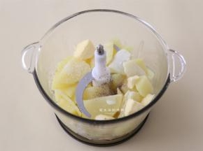 把土豆泥沥干水分再趁热倒入搅拌机里，加入盐，淡奶油，黄油，黑胡椒粉，启动搅拌键搅拌成泥.