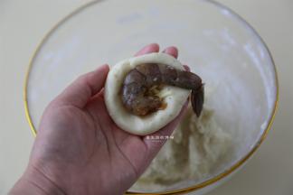 放入适量的芝士和虾仁，这里要注意的是芝士的量不能太多，不然包裹起来后，炸的时候容易爆馅哦。