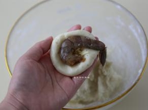 放入适量的芝士和虾仁，这里要注意的是芝士的量不能太多，不然包裹起来后，炸的时候容易爆馅哦。