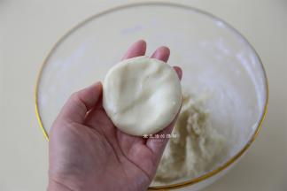 作搅打好的土豆泥，试一下咸淡，状态不能太软，不然不成形，要是觉得软了，就加入适量的土豆淀粉揉到能成型，然后把土豆泥拌匀放凉一些，取出一个小团子，搓圆，按扁。