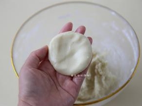 作搅打好的土豆泥，试一下咸淡，状态不能太软，不然不成形，要是觉得软了，就加入适量的土豆淀粉揉到能成型，然后把土豆泥拌匀放凉一些，取出一个小团子，搓圆，按扁。