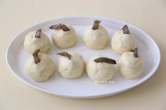 用手将芝士和虾仁包起来，再搓成圆形，放在盘子里，盘子的底部要抹少许的油防粘。