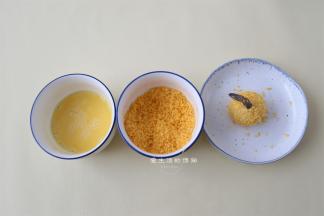 将鸡蛋打散，然后土豆泥球沾一遍鸡蛋液，再沾满黄金面包糠，沾得越均匀成品就越好看哦。