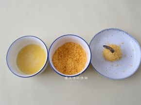 将鸡蛋打散，然后土豆泥球沾一遍鸡蛋液，再沾满黄金面包糠，沾得越均匀成品就越好看哦。