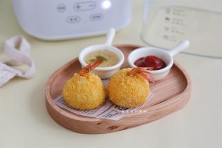 炸好的芝士虾球，圆滚滚的超可爱，卖萌第一，味道也很不错，外酥里软