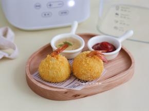 炸好的芝士虾球，圆滚滚的超可爱，卖萌第一，味道也很不错，外酥里软