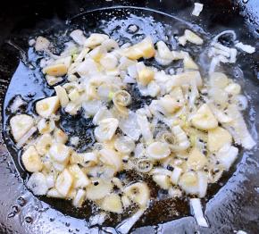 锅中倒入底油加热放入葱、蒜爆香