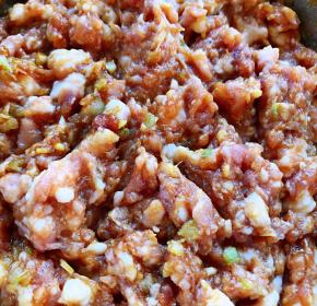 鲜肉自己剁成肉馅放入姜末葱末一品鲜酱油、蚝油搅拌均匀煨制半小时入味