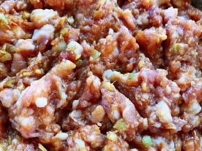 鲜肉自己剁成肉馅放入姜末葱末一品鲜酱油、蚝油搅拌均匀煨制半小时入味