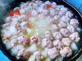 水开时丸子就漂浮起来