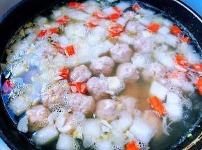 肉丸依次放入锅中后改中火煮开