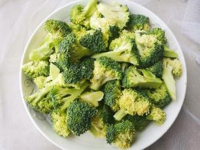 西兰花切小朵盐水浸泡5分钟洗净。