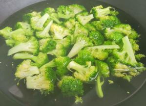 锅中加水烧开后加少许盐，放入西兰花焯水1分钟捞出过凉沥水备用。