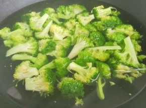 锅中加水烧开后加少许盐，放入西兰花焯水1分钟捞出过凉沥水备用。