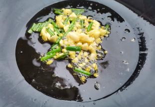 锅里放油，加葱蒜爆香。