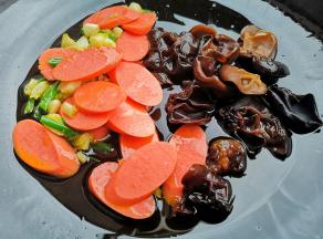 再放入木耳炒熟。