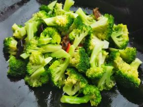 再加西兰花翻炒，