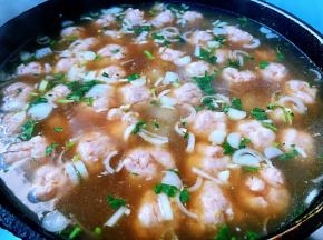 放入一品鲜酱油、蚝油、盐调味均匀最后撒上葱花香菜提鲜即可出锅享用