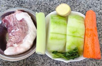 准备原材料鲜肉、冬瓜、胡萝卜去皮洗净、葱姜、蒜、香菜