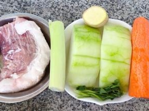 准备原材料鲜肉、冬瓜、胡萝卜去皮洗净、葱姜、蒜、香菜