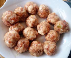 肉馅搓揉成小丸子