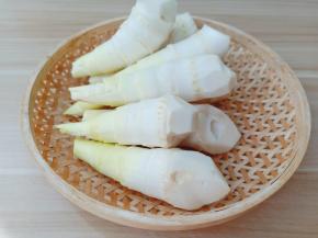 春笋在壳上划一刀，剥壳就非常轻松。