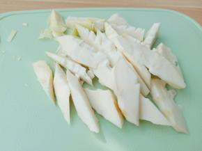 春笋对半切开再切成片。