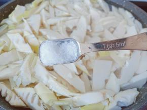 水开放春笋焯水，加盐一勺。