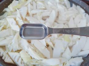 加白酒一勺【加白酒焯水可以去除笋的涩味】