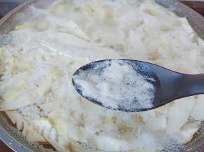 焯水期间去除春笋的沫子。