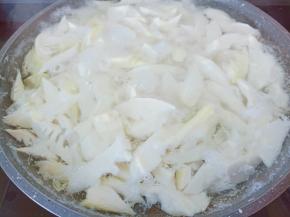 焯水两分钟后，倒出春笋沥干水分。