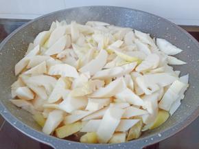 锅里多放一点油下春笋爆炒。